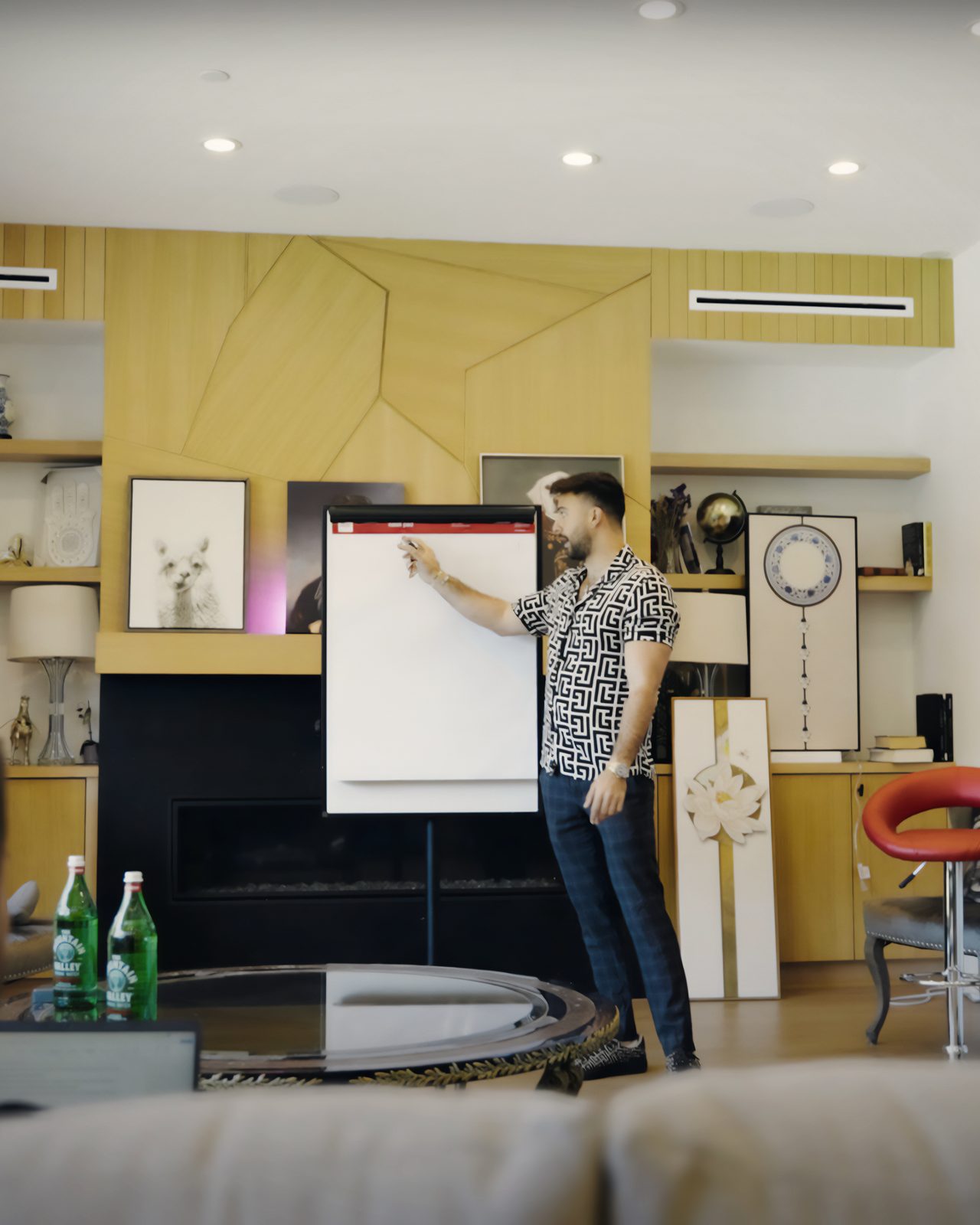 Marczell Klein teaching at a flipchart to a small group in a living room.
